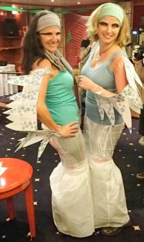 A Ana e a Kim fantasiadas de sereias na festa da fantasia a bordo do Sea Spirit, a caminho da Antártida